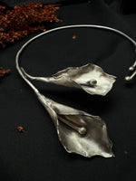 Blooming Lily Collar